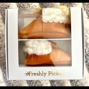 Freshly Picked shearling bow moccasins, size 3